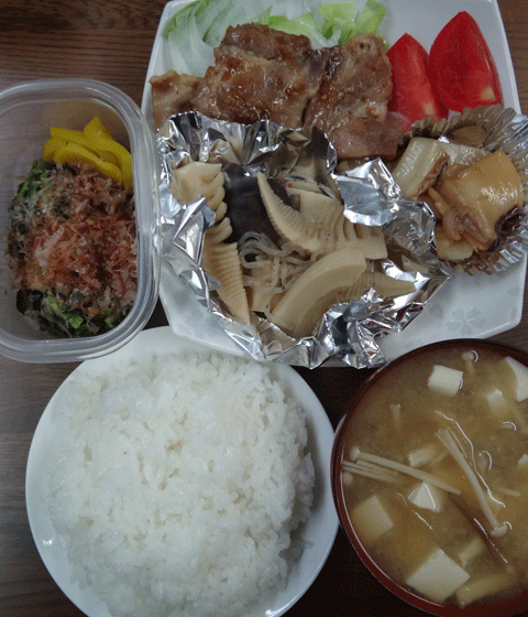 株式会社日食　今日のお昼ごはん　ごはん　味噌汁　豚の生姜焼き　新筍の煮物　水イカの煮物　サラダ　大根葉の漬物　たくあん