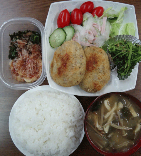 株式会社日食　今日のお昼ごはん　ごはん　味噌汁　手作りコロッケ　三つ葉の胡麻和え　サラダ　大根の漬物　大根葉の漬物