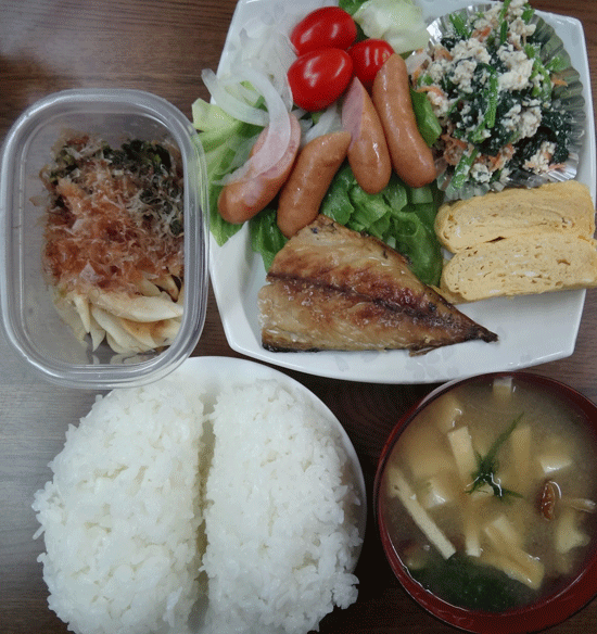 株式会社日食　今日のお昼ごはん　ごはん　味噌汁　塩鯖　玉子焼き　ウインナー　ほうれん草の白和え　サラダ　大根の漬物