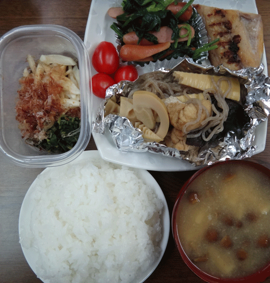 株式会社日食　今日のお昼ごはん　ごはん　味噌汁　新筍の煮物　ウインナとほうれん草の和風炒め　アジの干物　ミニトマト　大根の漬物