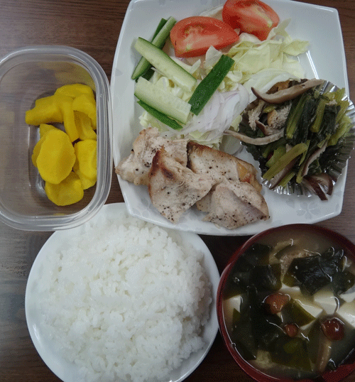 株式会社日食　今日のお昼ごはん　ごはん　味噌汁　鶏むね肉の黒胡椒焼き　小松菜と油揚げの煮浸し　サラダ　たくあん