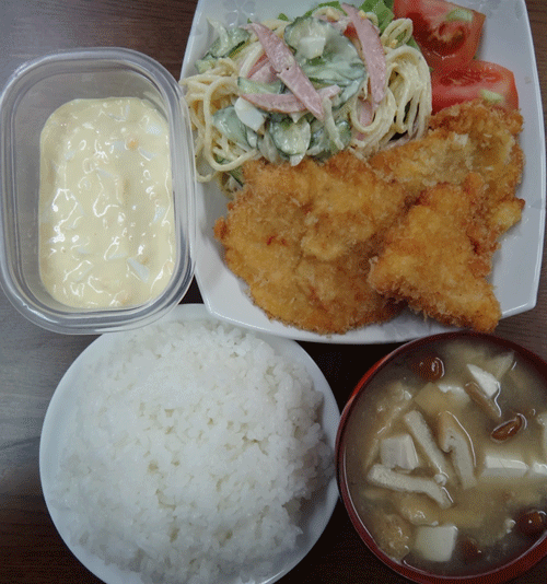 株式会社日食　今日のお昼ごはん　ごはん　味噌汁　チキンカツ　自家製タルタルソース　スパゲッテイサラダ　トマト