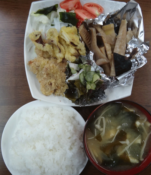 株式会社日食　今日のお昼ごはん　ごはん　味噌汁　ヒレカツ　水イカの天ぷら　筍の煮物　サラダ