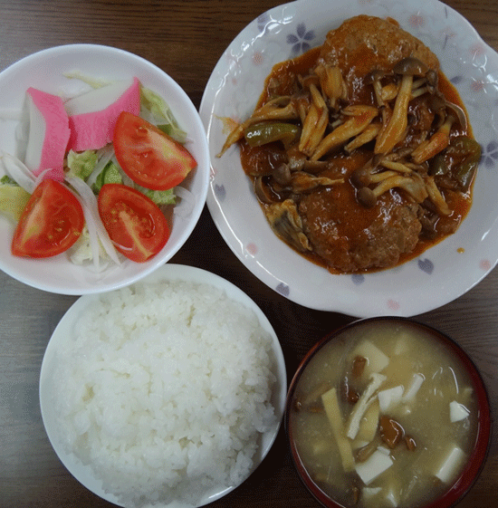 株式会社日食　今日のお昼ごはん　ごはん　味噌汁　煮込みハンバーグ　サラダ