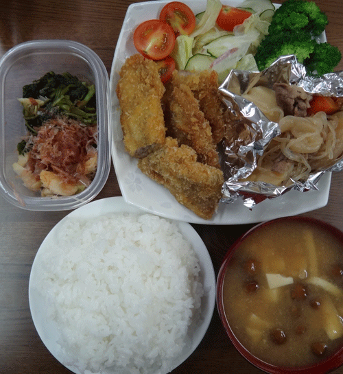 株式会社日食　今日のお昼ごはん　ごはん　味噌汁　肉じゃが　豚のミルフィーユカツ　サラダ　蕪の漬物