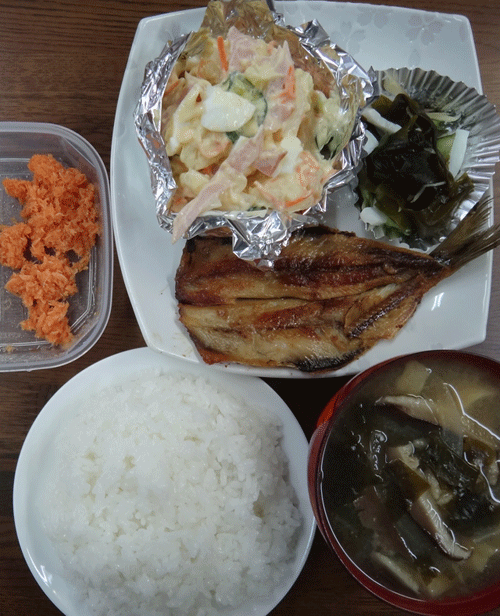 株式会社日食　今日のお昼ごはん　ごはん　味噌汁　いわしの干物　イカとワカメの酢の物　ポテトサラダ　味市春香なごみ名物鮭明太