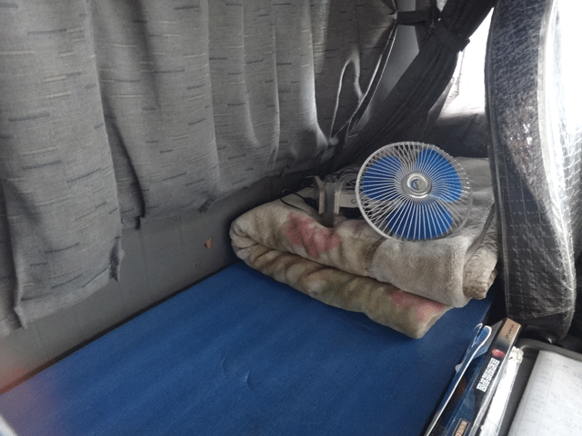 株式会社日食　日野自動車　トラック　レンジャー　ベッド　扇風機