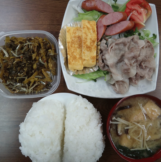 株式会社日食　今日のお昼ごはん　ごはん　味噌汁　牛しゃぶ サラダ　玉子焼き　ウインナー　サラダ　高菜炒め