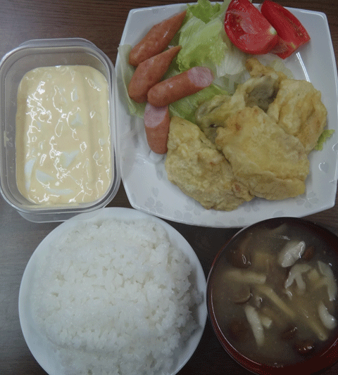 株式会社日食　今日のお昼ごはん　ごはん　味噌汁　とり天　ウインナー　サラダ　自家製タルタルソース