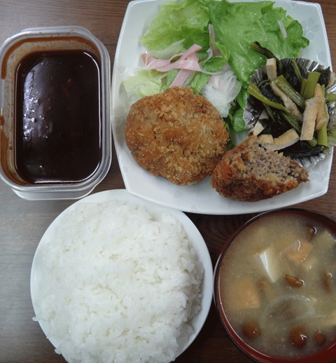 株式会社日食　今日のお昼ごはん　ごはん　味噌汁　メンチカツ　自家製ソース　小松菜と油揚げの煮びたし　サラダ