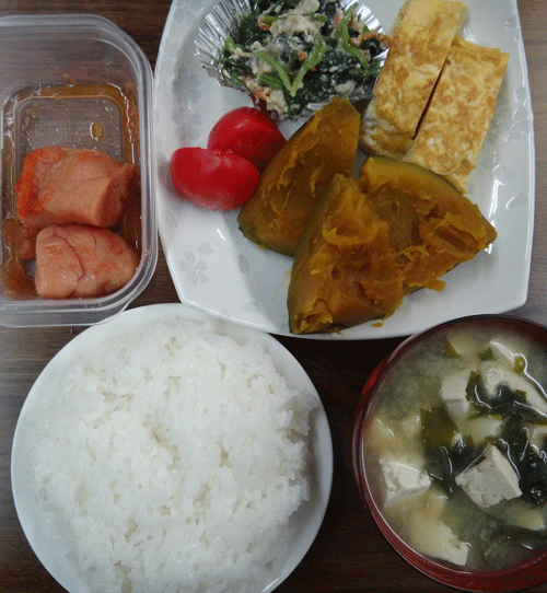 株式会社日食　今日のお昼ごはん　ごはん　味噌汁　かぼちゃの煮物　玉子焼き　ほうれん草の白和え　塩トマト　辛子明太子