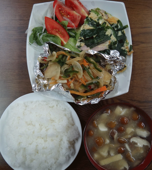 株式会社日食　今日のお昼ごはん　ごはん　味噌汁　鯖の南蛮漬け　オムレツ　サラダ