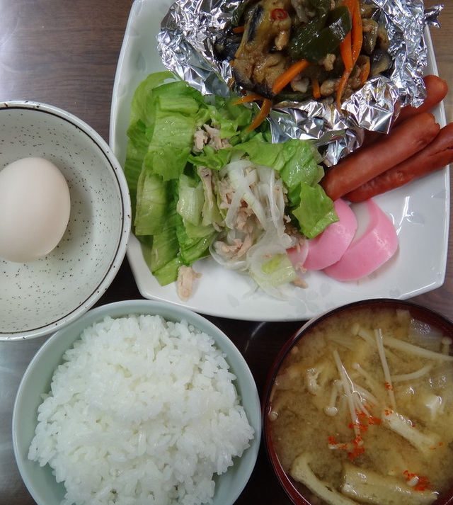 コメショウ　今日のお昼ごはん　ごはん　味噌汁　ウインナー　なすのピリ辛炒め　サラダ　生卵