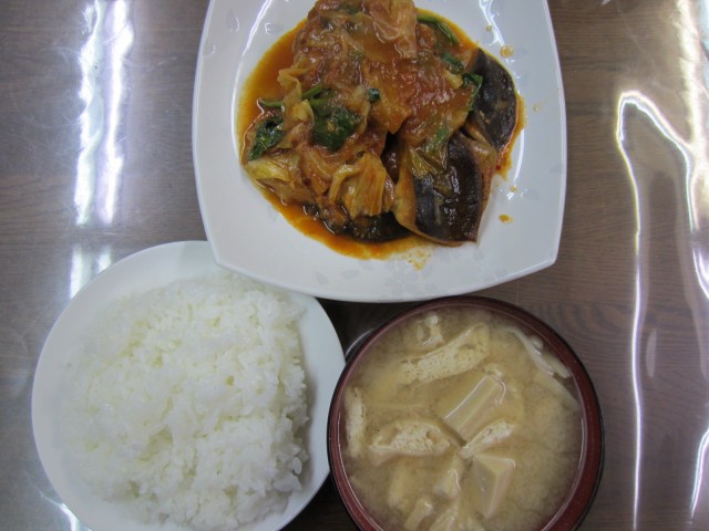 コメショウ　今日のお昼ごはん　煮込みハンバーグ