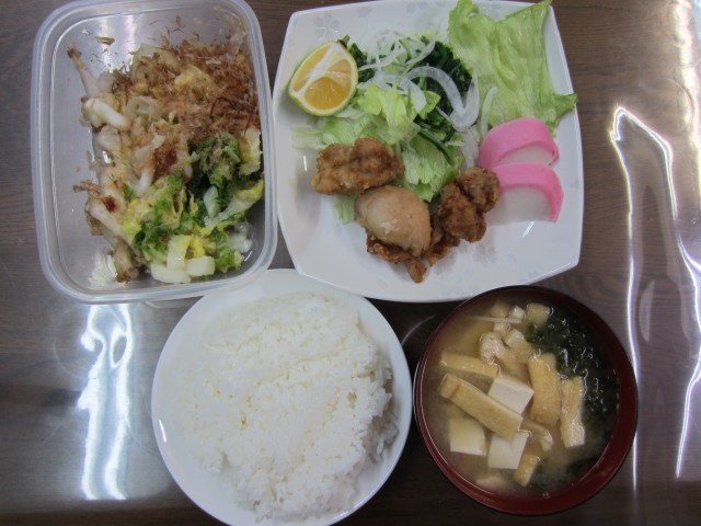 コメショウ　今日のお昼ごはん　唐揚げ　白菜の漬物