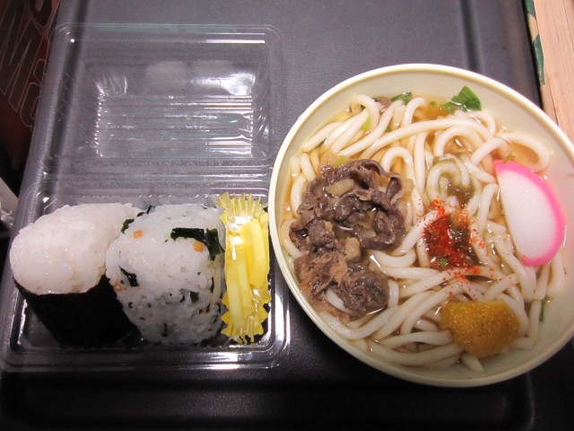 コメショウ　晩ごはん　おにぎり　富士電機めん類自販機　肉うどん