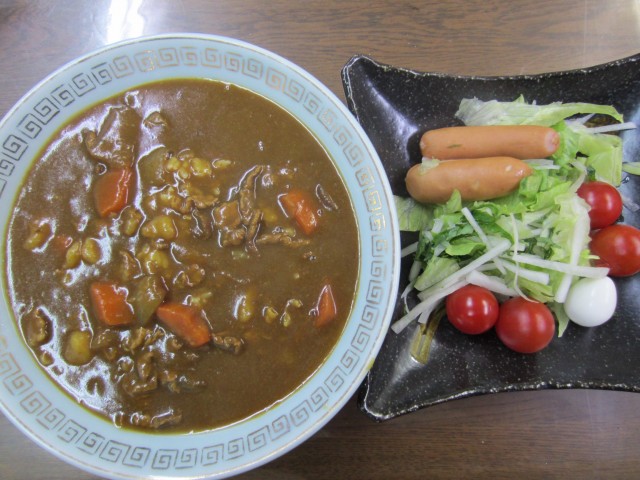 コメショウ　今日のお昼ごはん　カレー　サラダ