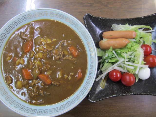 コメショウ　今日のお昼ごはん　カレー　サラダ