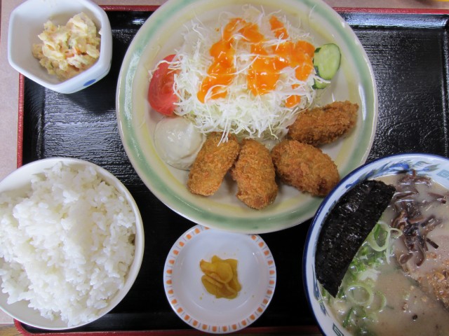 コメショウ　今日のお昼ごはん　まるきよ亭ラーメン　日替わり　カキフライ定食　ミニラーメン付き