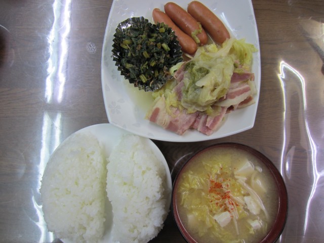 コメショウ　今日のお昼ごはん　ポトフ　大根葉の炒め物　味噌汁　ごはん