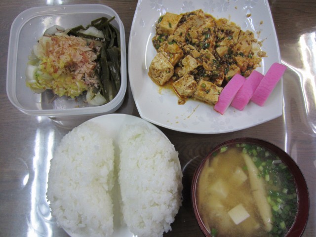 コメショウ　今日のお昼ごはん　麻婆豆腐　白菜の漬物