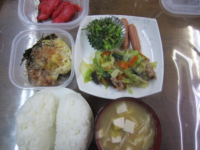 コメショウ　今日のお昼ごはん　ごはん　味噌汁　野菜炒め　白菜の漬物　辛子明太子