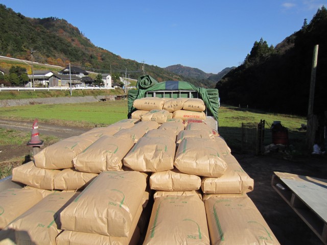 コメショウ　米の積み込み　大分県中津市本耶馬渓町　井上幸宏