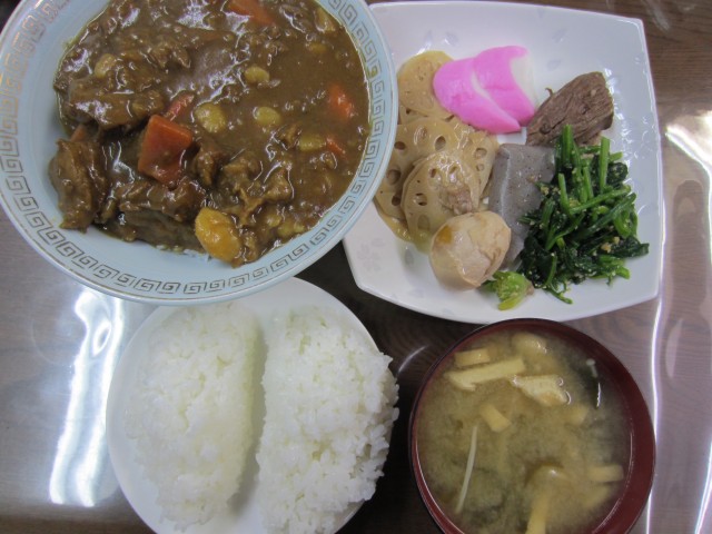 コメショウ　今日のお昼ごはん　ごはん　味噌汁　牛スジカレー　ほうれん草　れんこんのきんぴら