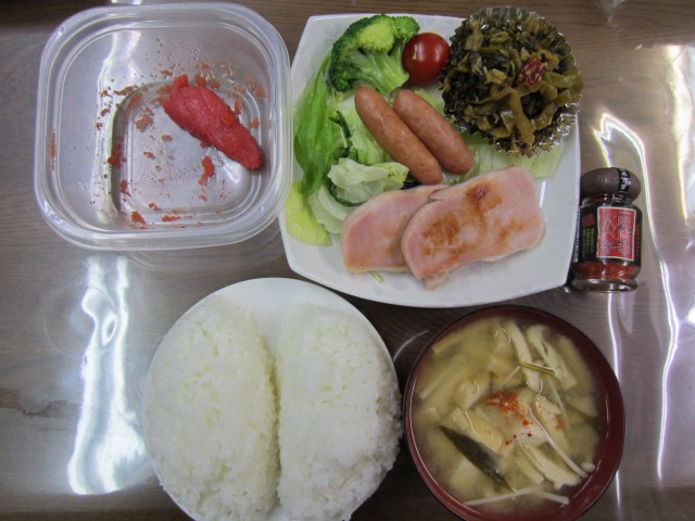 コメショウ　今日のお昼ごはん　ごはん　味噌汁　ハム　ウインナー　サラダ　高菜炒め　辛子明太子