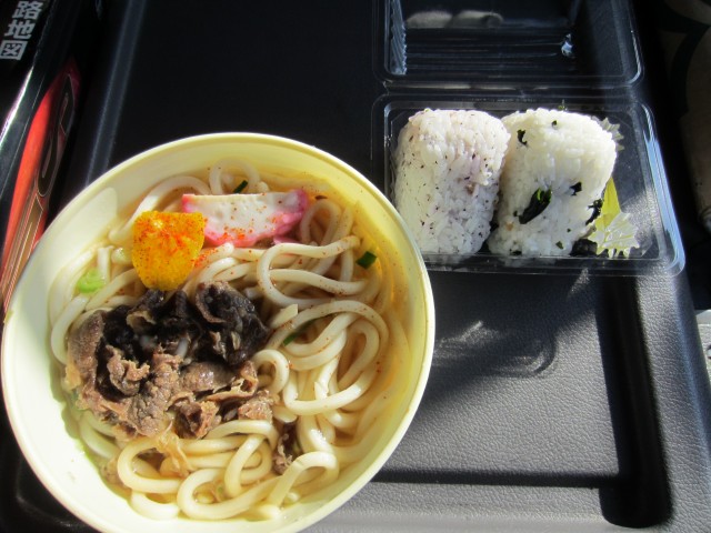 コメショウ　今日のお昼ごはん　富士電機めん類自販機　肉うどん　おにぎり