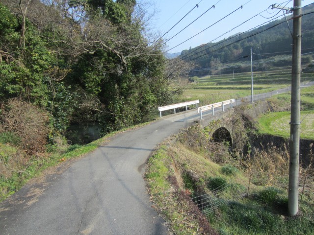 コメショウ　大分県杵築市山香町小武　道幅の狭い橋