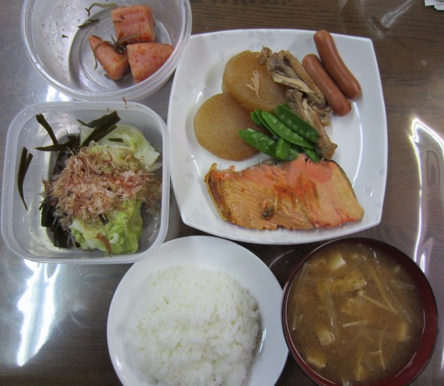 コメショウ　今日のお昼ごはん　ごはん　味噌汁　白菜の漬物　辛子明太子　塩鮭　手羽元と大根の煮もの