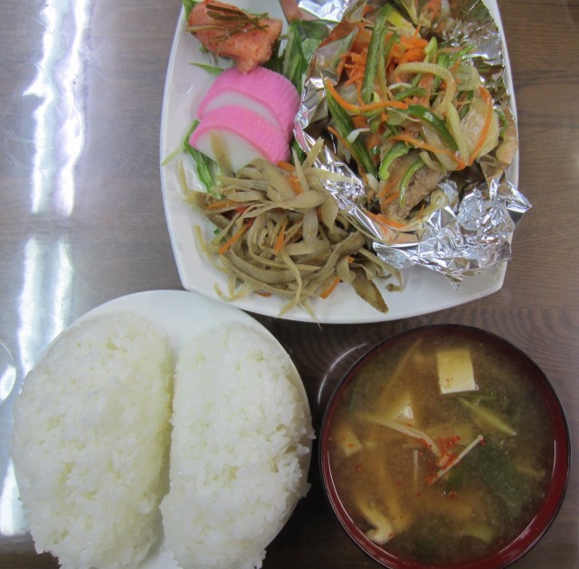 コメショウ　今日のお昼ごはん　ごはん　味噌汁　きんぴらごぼう　アジの南蛮漬け　辛子明太子