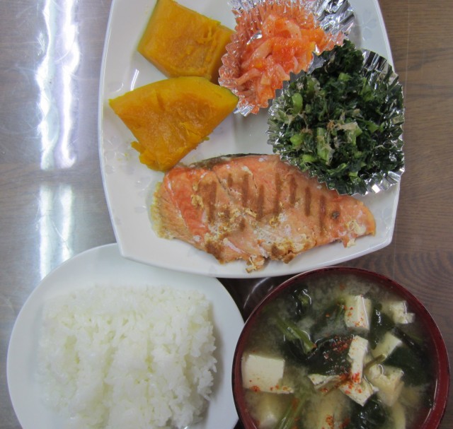 コメショウ　今日のお昼ごはん　ごはん　味噌汁　塩鮭　かぼちゃ煮物　イカ明太