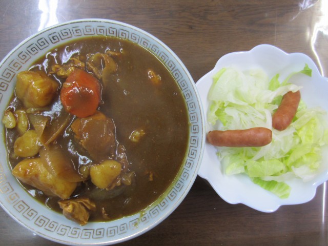 コメショウ　今日のお昼ごはん　カレー　サラダ