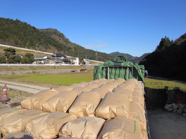 コメショウ　大分県中津市本耶馬渓町西谷　井上兄弟　米積み込み