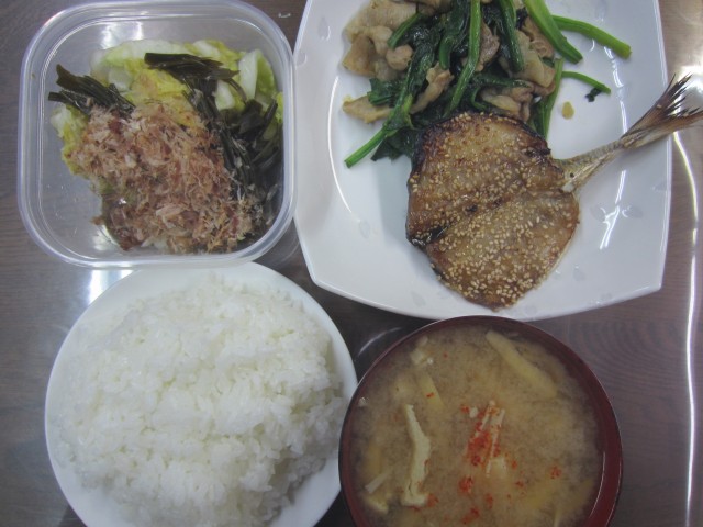 コメショウ　今日のお昼ごはん　ごはん　味噌汁　アジの味醂干し　豚肉と小松菜の炒め物　白菜の漬物
