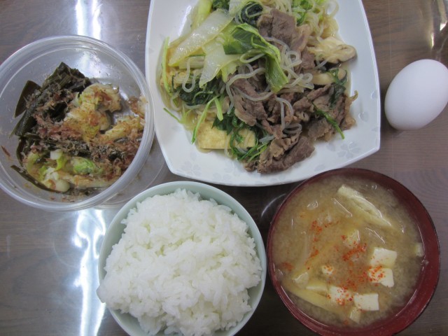 今日のお昼ごはん　コメショウ　ごはん　味噌汁　すきやき　白菜の漬物