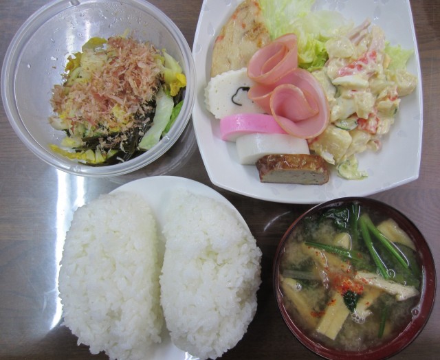 コメショウ　今日のお昼ごはん　ごはん　味噌汁　ポテトサラダ　かまぼこ　白菜の漬物