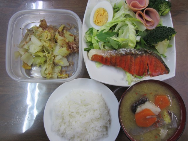 コメショウ　今日のお昼ごはん　ごはん　豚汁　塩鮭　サラダ　白菜の漬物