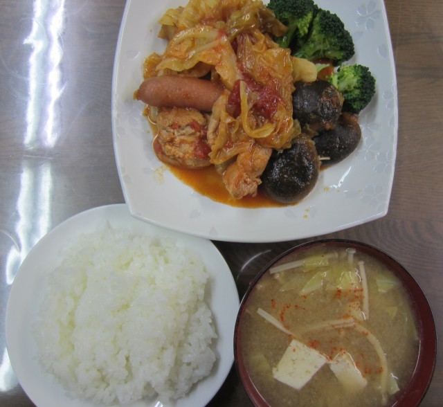 コメショウ　今日のお昼ごはん　ごはん　味噌汁　チキンのトマト煮込み