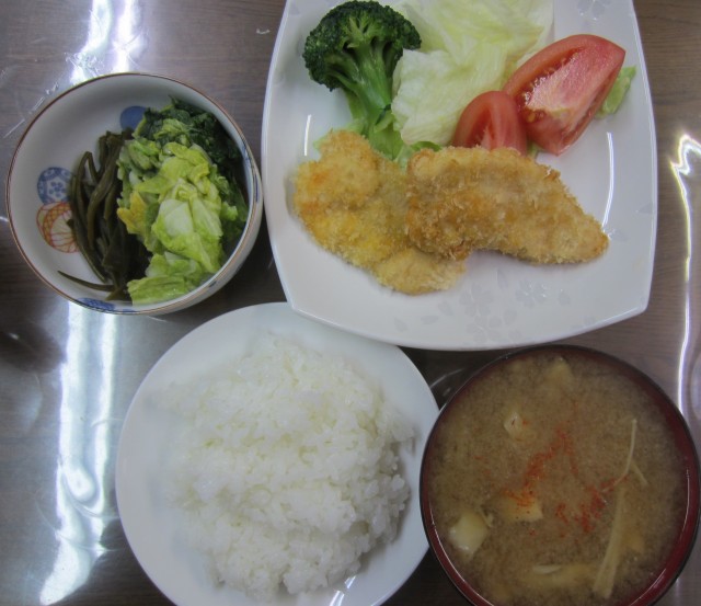 コメショウ　今日のお昼ごはん　ごはん　味噌汁　鶏ササミフライ　タルタルソース　サラダ