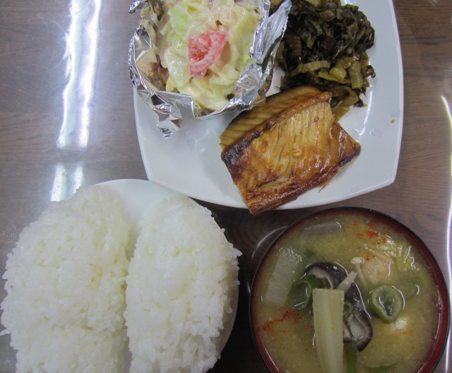 コメショウ　今日のお昼ごはん　ごはん　味噌汁　鯖の干物　高菜炒め　コールスローサラダ