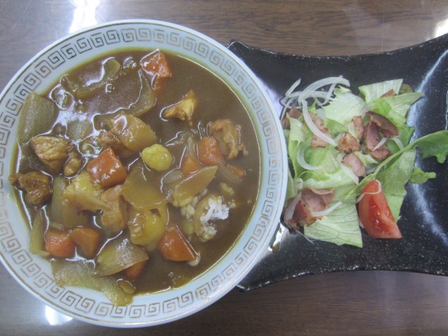 コメショウ　今日のお昼ごはん　カレー　サラダ