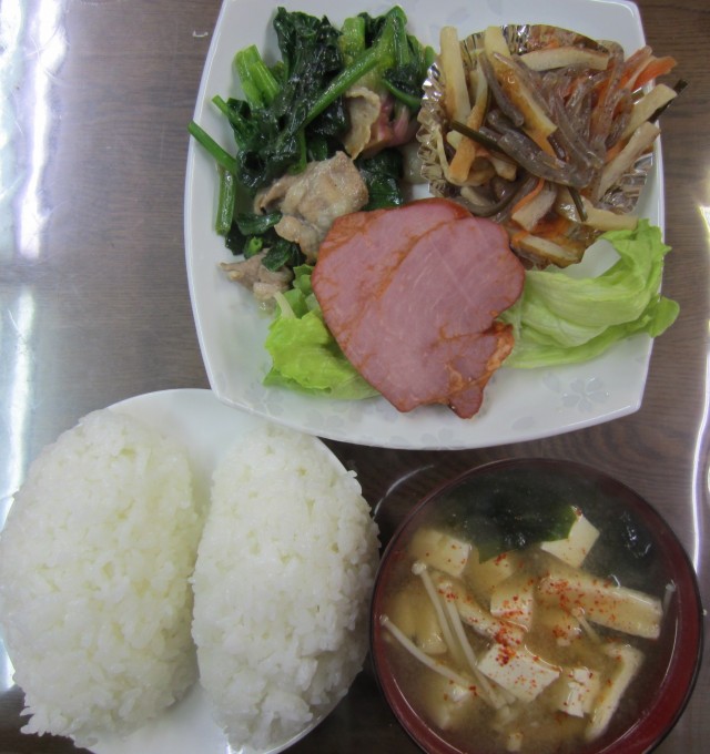 コメショウ　今日のお昼ごはん　ごはん　味噌汁　ハム　豚とほうれん草の炒め物　きんぴら