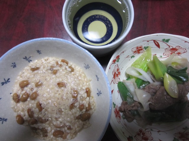 コメショウ　晩ごはん　生玄米納豆　岩津ねぎと牛肉炒め　不老泉　山廃純米吟醸　からくち