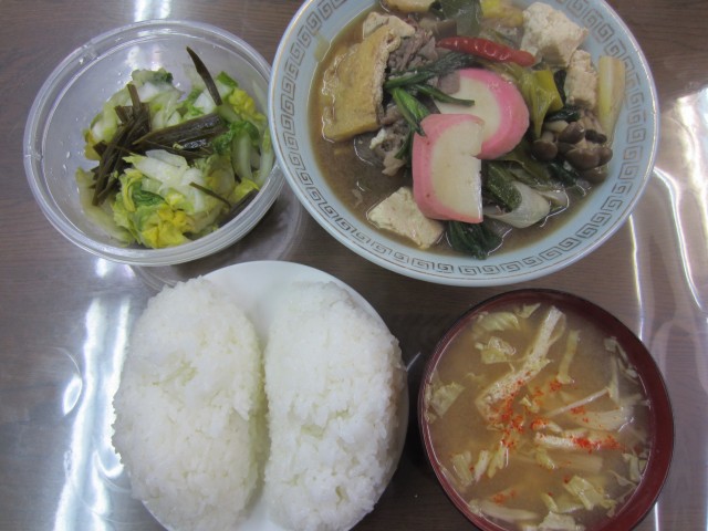 コメショウ　今日のお昼ごはん　ごはん　味噌汁　肉豆腐　白菜の漬物