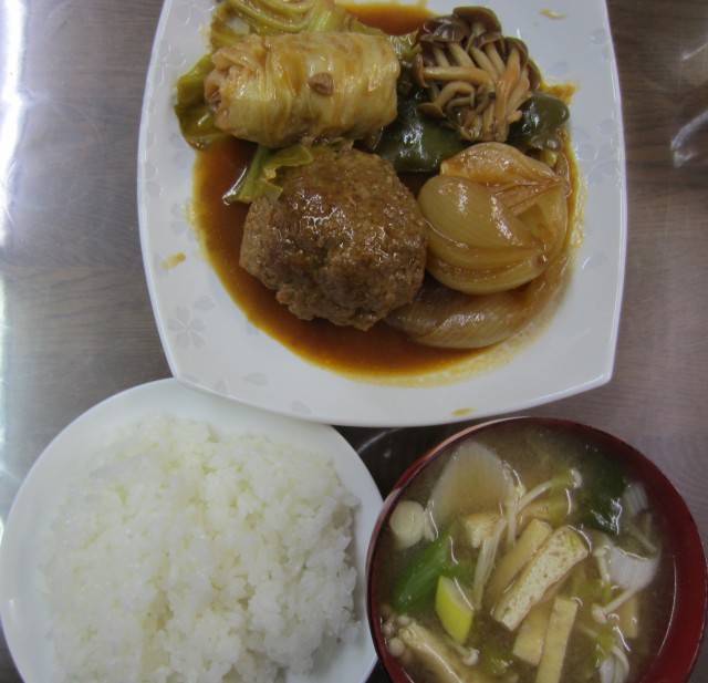 コメショウ　今日のお昼ごはん　ごはん　味噌汁　煮込みハンバーグ