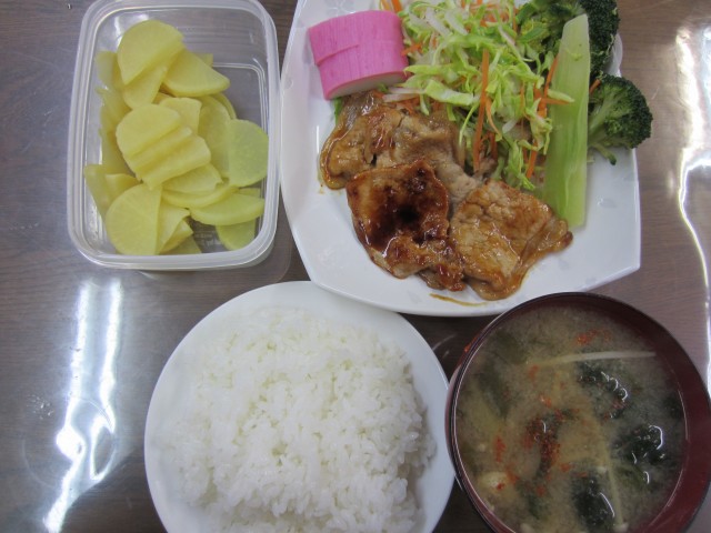 コメショウ　今日のお昼ごはん　ごはん　味噌汁　豚の生姜焼き　サラダ　沢庵