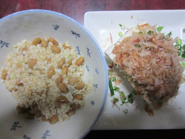 コメショウ　今日の晩ごはん　発芽生玄米納豆　冷奴